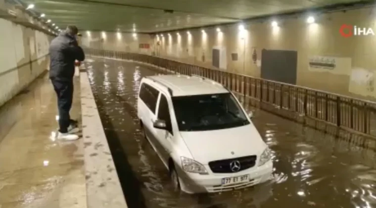 Pendik’te sağanak alt geçitleri göle çevirdi: Minibüs suda mahsur kaldı