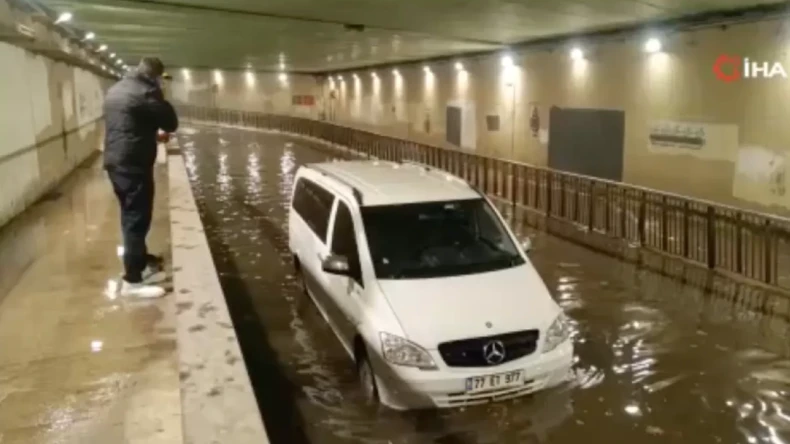 Pendik’te sağanak alt geçitleri göle çevirdi: Minibüs suda mahsur kaldı