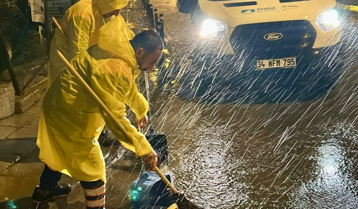 Pendik’te sağanak yağışa karşı ekipler nöbette!