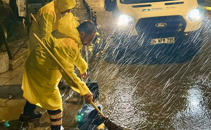 Pendik’te sağanak yağışa karşı ekipler nöbette!