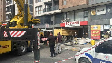 Pendik’te Hafriyat Kamyonu Eczaneye Daldı: 6 Yaralı