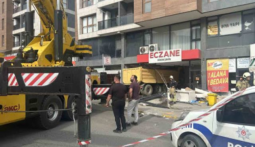 Pendik’te Hafriyat Kamyonu Eczaneye Daldı: 6 Yaralı