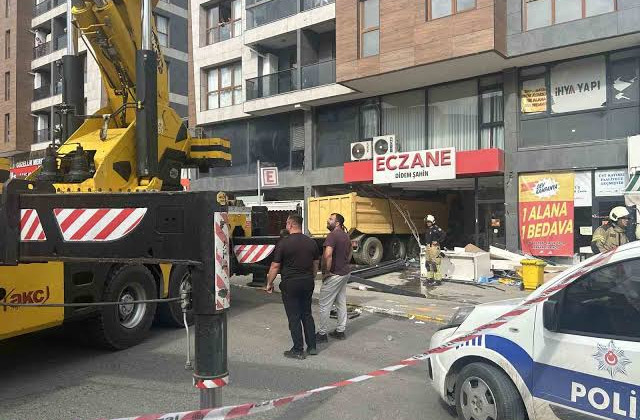 Pendik’te Hafriyat Kamyonu Eczaneye Daldı: 6 Yaralı