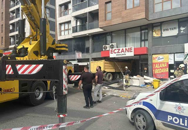 Pendik’te Hafriyat Kamyonu Eczaneye Daldı: 6 Yaralı